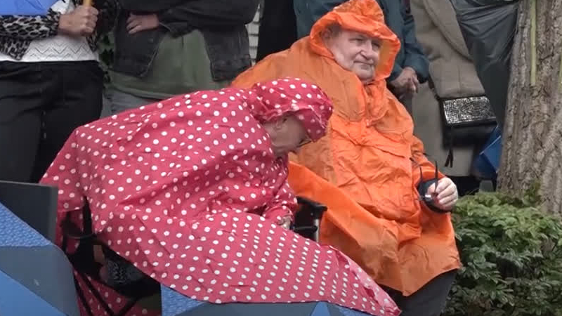 Bezoekers zien optocht OLS in stromende regen