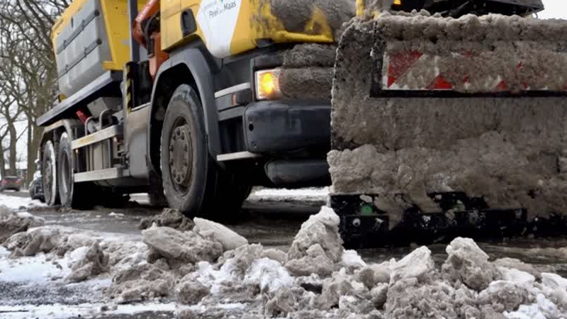Strooiwagens in Peel en Maas draaien overuren: “Nog genoeg voor de hele winter”