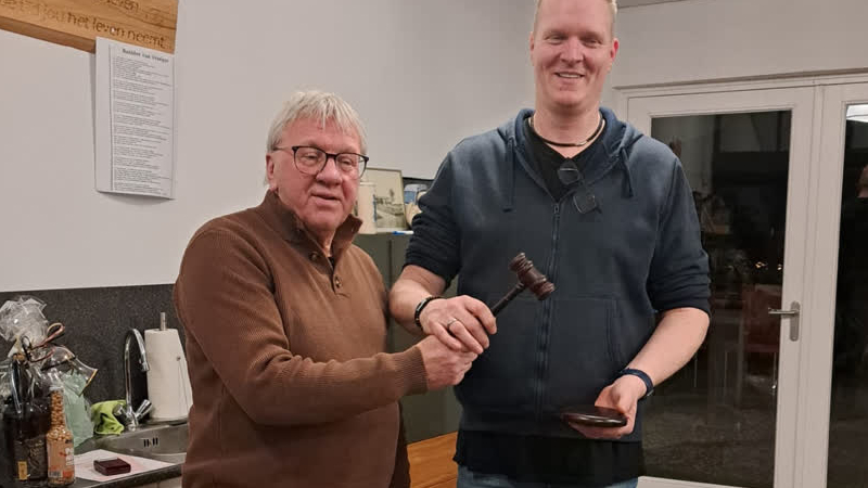 Voorzittershamer EHBO Baarlo overgedragen aan Guido Sonnemans