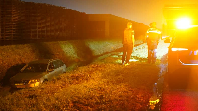 Auto belandt in sloot tussen kassen Siberië