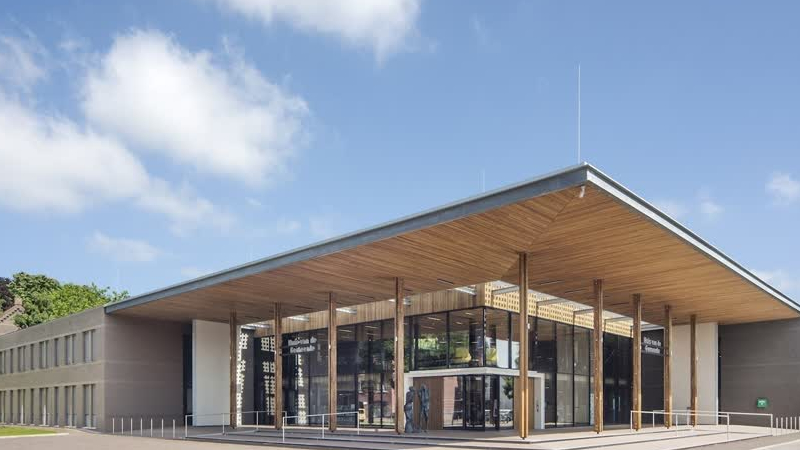 Raadzaal volledig gestript; opbouw vernieuwde zaal gaat van start