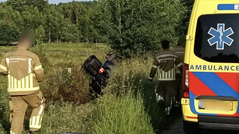 Auto belandt in greppel in Beesel