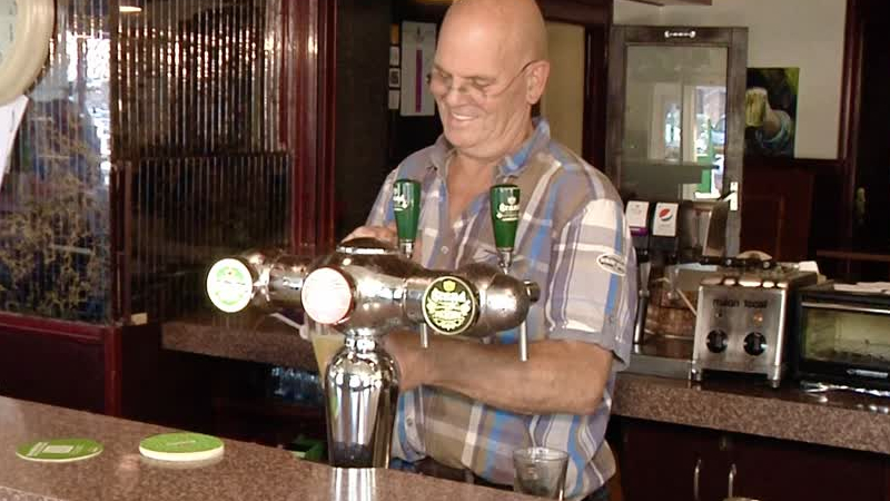 Einde van een tijdperk: Chris en Anja nemen afscheid van Café De Zwaan