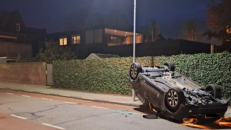 Auto op de kop in Maasbree