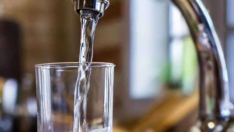 Veertiende waterleidingbreuk in Baarlo houdt kapperszaak Caroline opnieuw dicht