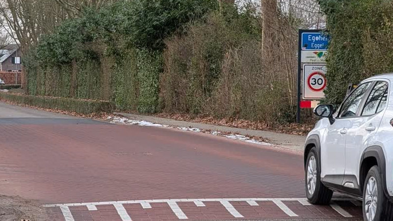 Gemeente verlaagt verkeersdrempel Raadhuisstraat alsnog