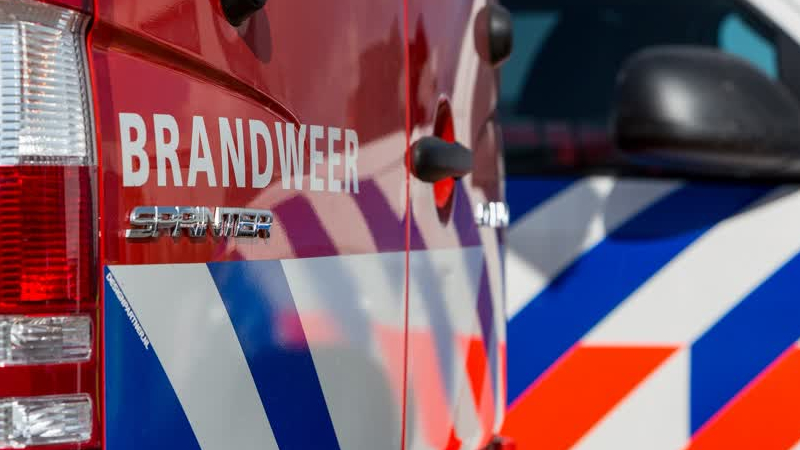 Brand onder overkapping bij woning