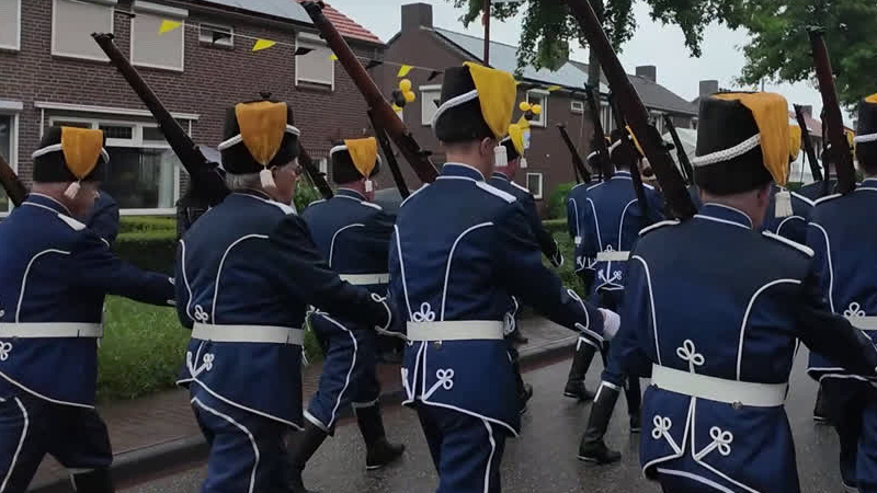 Kijk hier de OLS-optocht met de schutterijen uit de regio terug