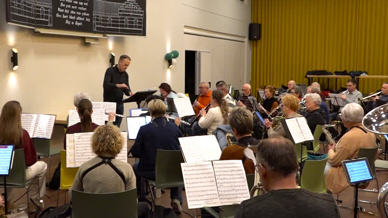 Muziekverenigingen uit Panningen en Kessel brengen kerstverhaal tot leven