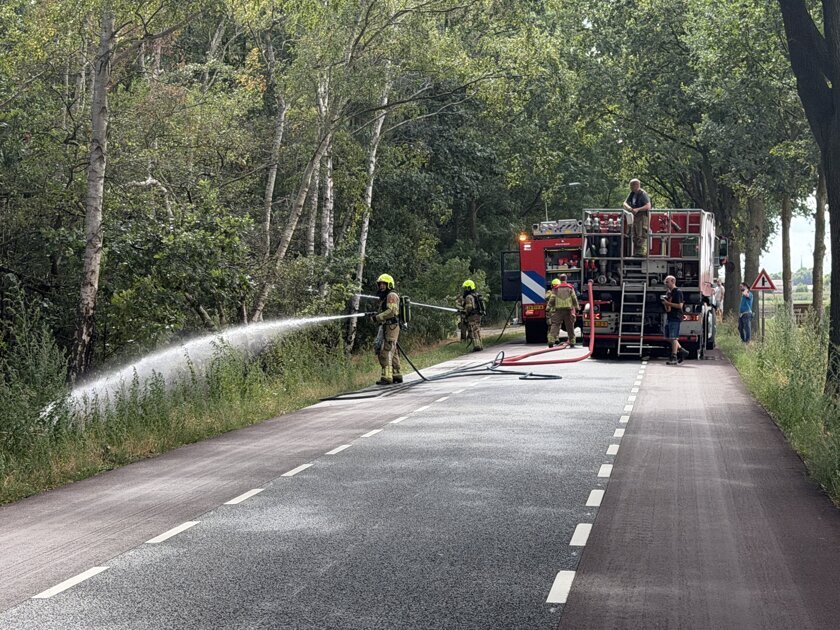 Honderden vierkante meters berm in brand bij Maasbree