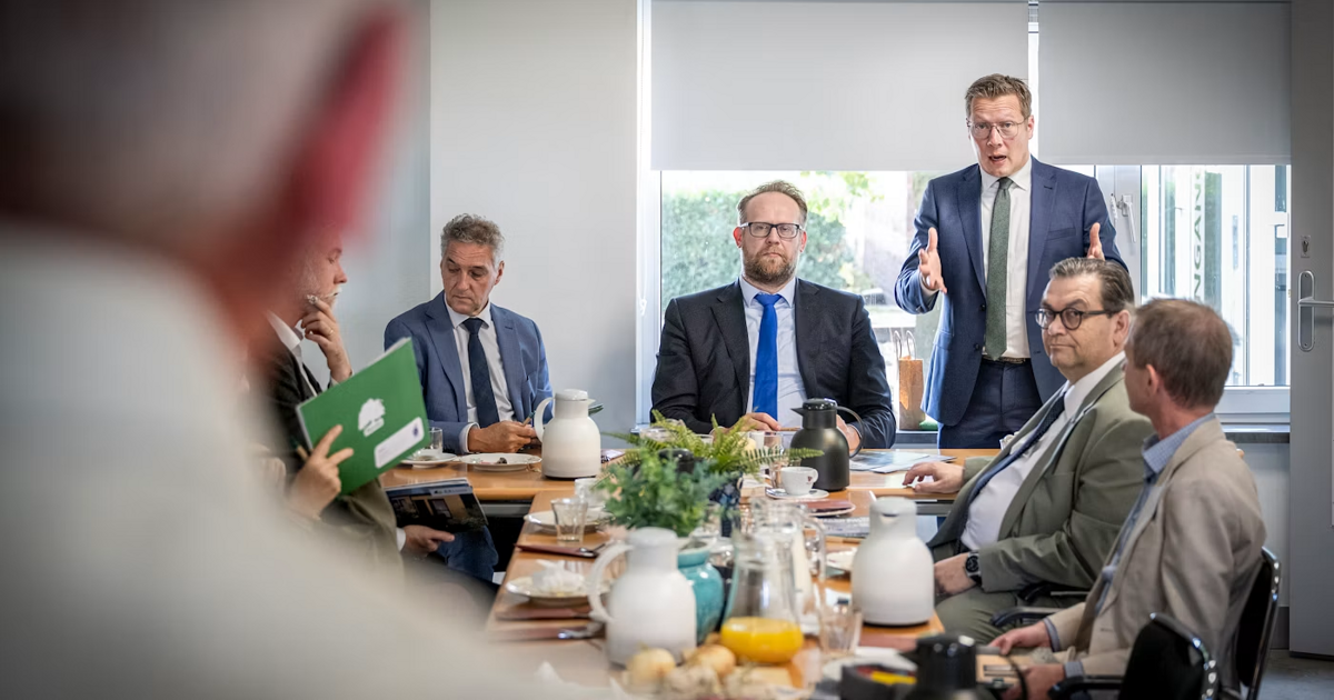 Minister Heerma begint werkbezoek aan Noord-Limburg in Panningen