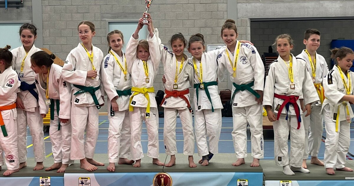 Meiden onder 12 jaar van Judoclub Helden overtuigend kampioen