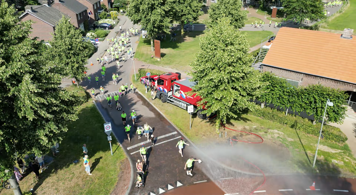 Wandelaars lopen benen stuk tijdens laatste dag Jeugdvierdaagse Peel en Maas