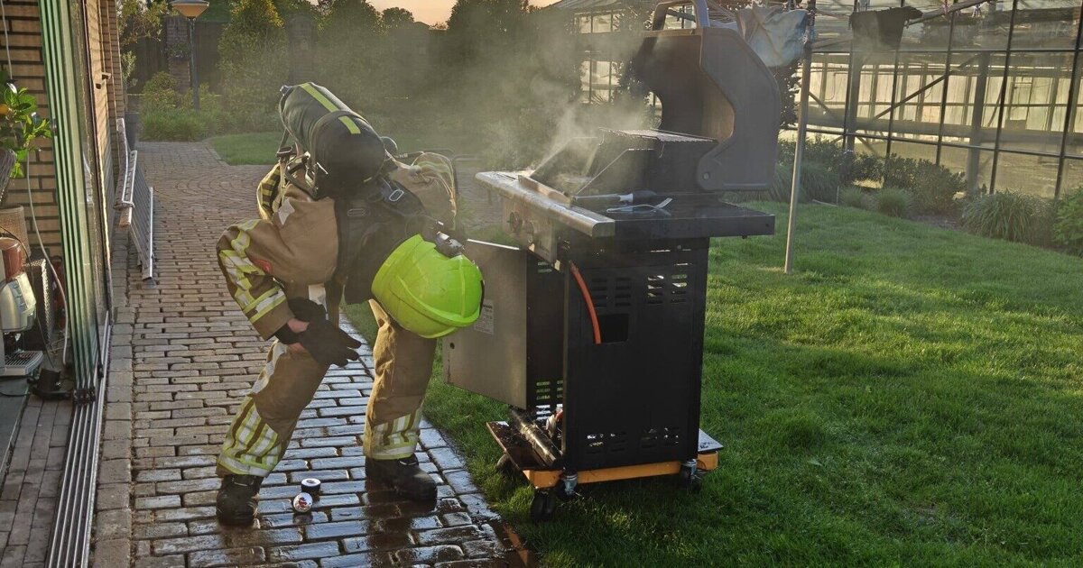 Barbecue vat vlam aan Kampsteeg in Meijel