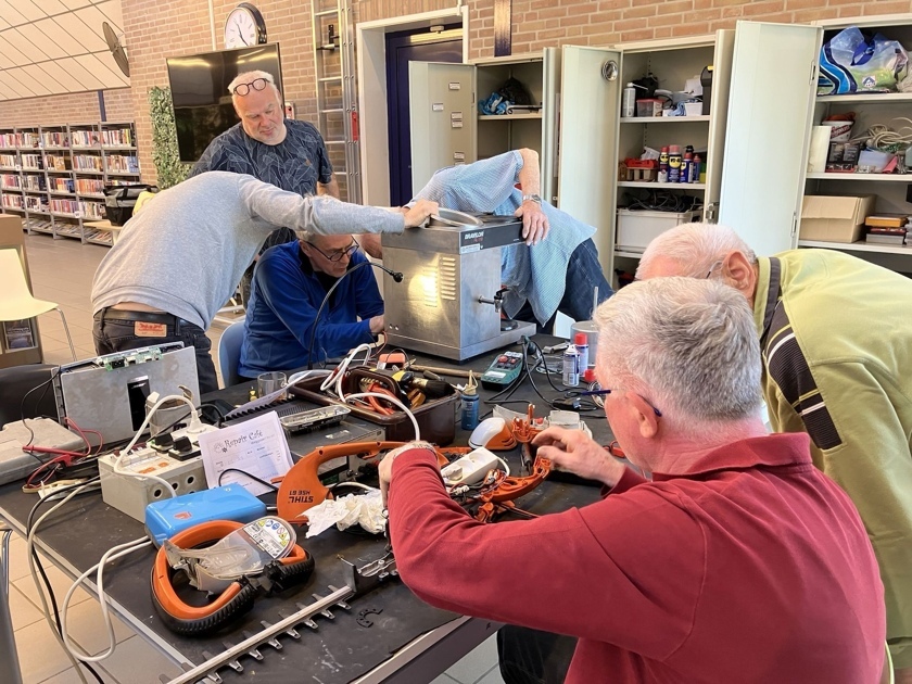 Repareren in het Repair Café Reuver