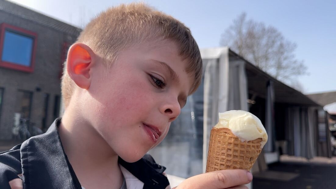 07-03-2026 Jongen ijs eten.jpg