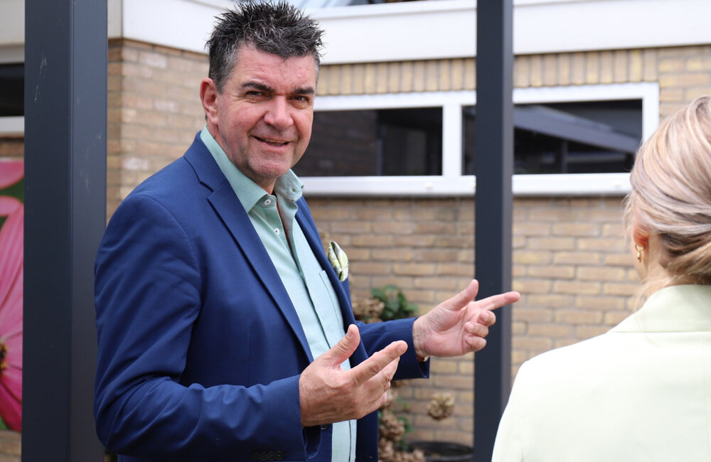 053-maarten-in-gesprek-tijdens-woninginspectie