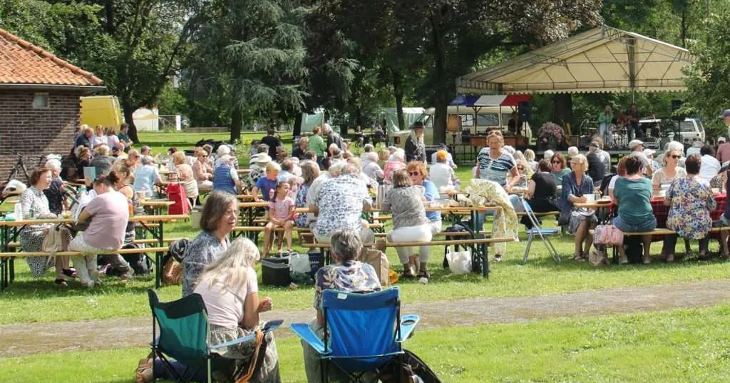 Vijfde editie ‘Piknikke bie de zusters’ in Kloostertuin Reuver