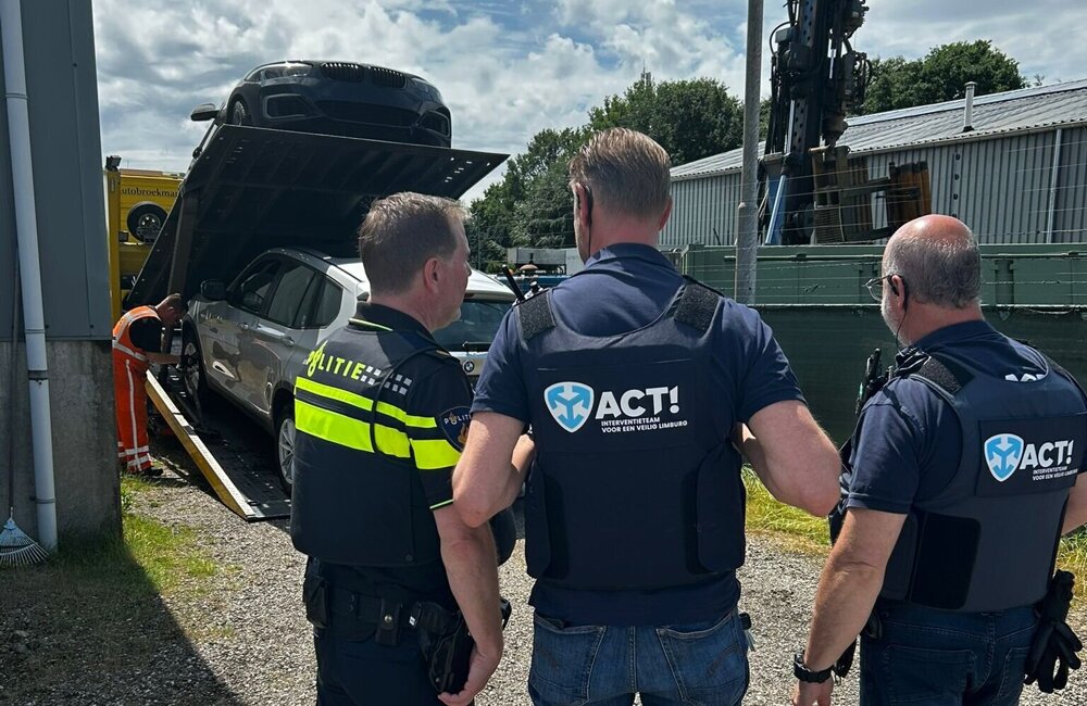 Gestolen voertuigen aangetroffen bij controle in Maasbree.jpg