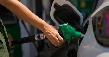 Benzineprijs stijgt flink in Peel en Maas: dit betaal je nu aan de pomp