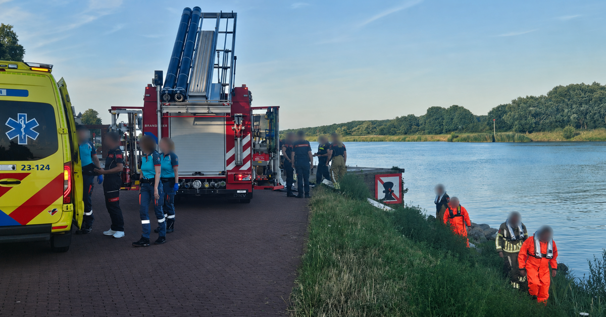 Hulpdiensten halen persoon uit het water bij Kessel