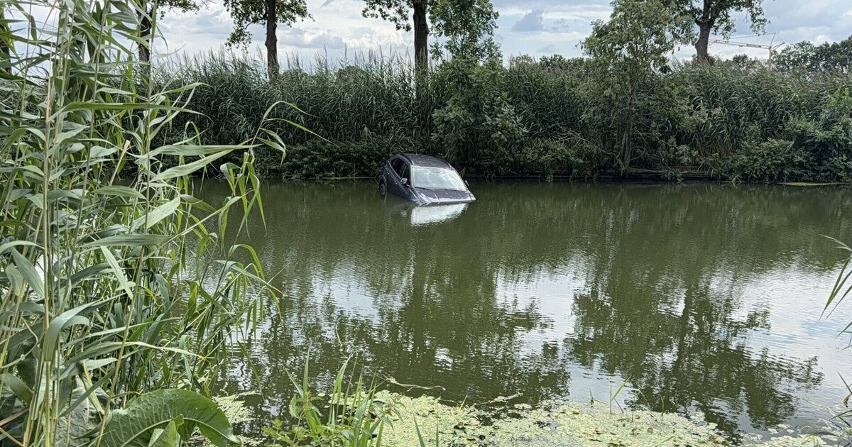 Auto rolt bij Meijel het kanaal in, bestuurder ongedeerd