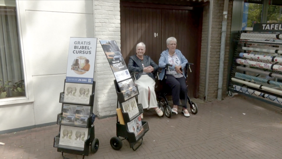 Panningen bruist: gesprekken over geloof, gezin en het naderende pensioen op de weekmarkt