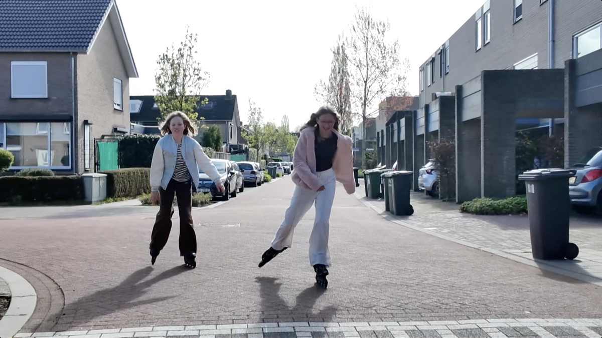 Anne en Linn skeeleren.png