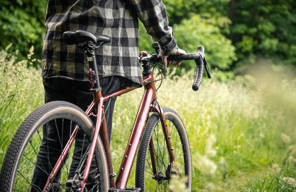 Man met fiets stock.jpg