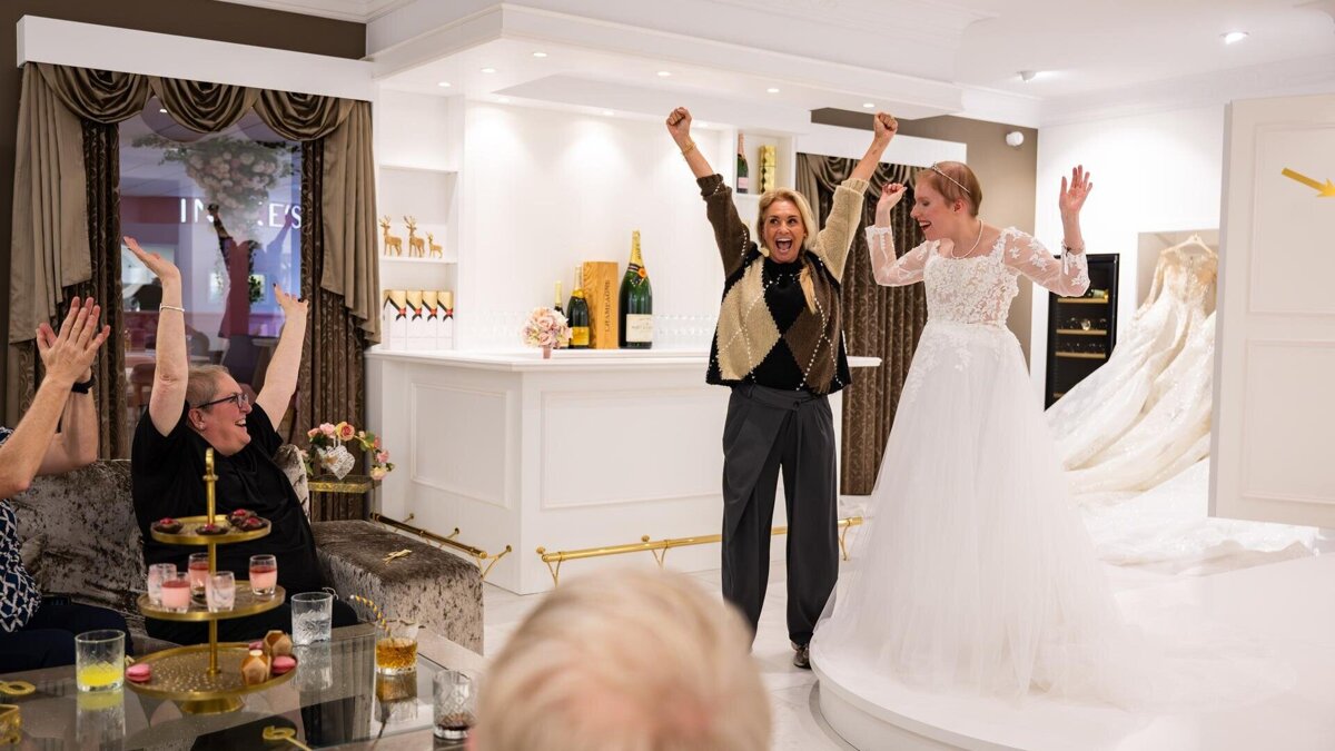 Suzanne mag trouwjurken passen bij bruidszaak Koonings.jpg