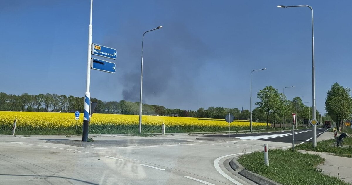 Grote brand in Venlo, zwarte rookwolken tot in verre omgeving te zien
