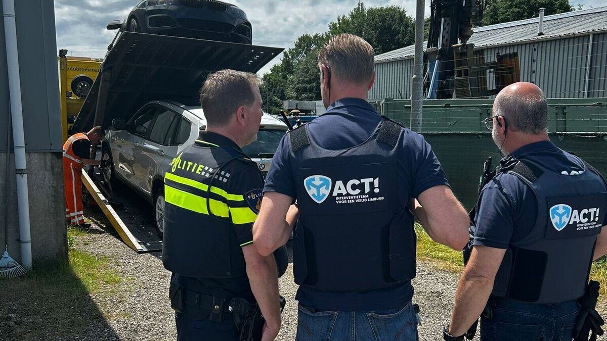 Gestolen voertuigen aangetroffen bij controle in Maasbree.jpg