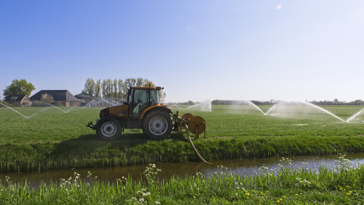 Beregenen, tractor, boer, veld, droogte.jpg