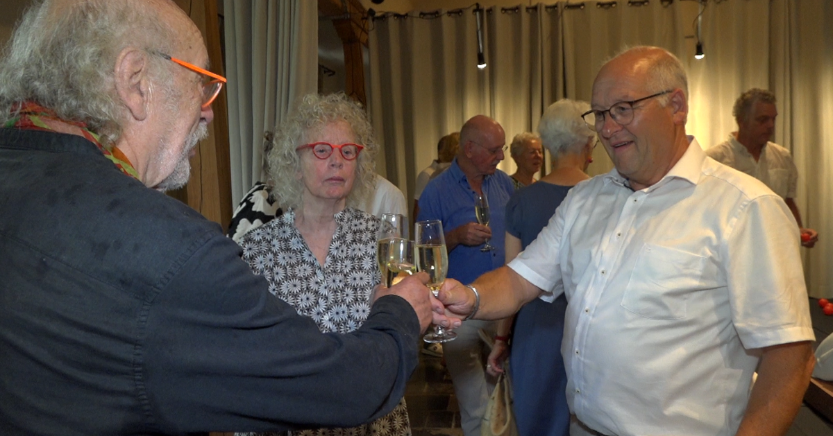 Jarige Hans Reijnders (80) geëerd met expositie van zijn cursisten in Baarlo
