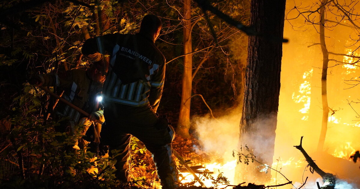 Natuurbrand bij Kessel nog niet onder controle, blushelikopter ingezet
