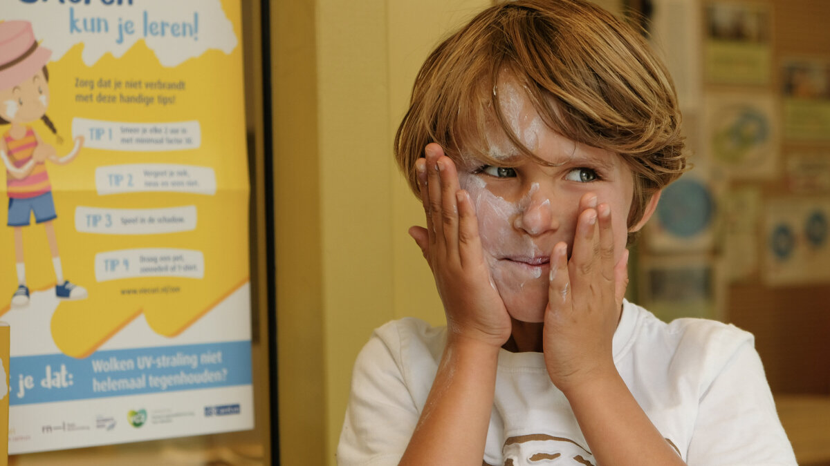 26_ Kinderen beschermen zich beter tegen de zon door voorlichting en beschikbaarheid zonnebrandcreme