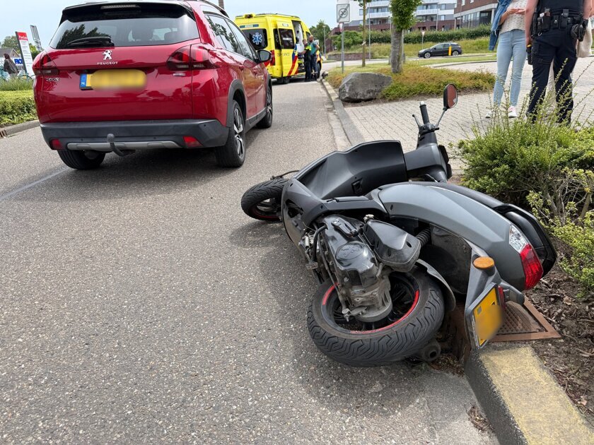 Scooterrijder gewond bij ongeval op John F. Kennedylaan in Panningen
