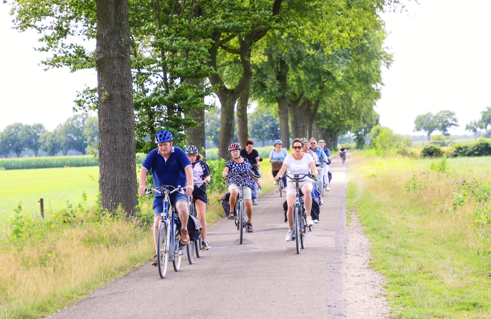 afb. voorpagina boekje met gedeeltelijk fietshelmen.png