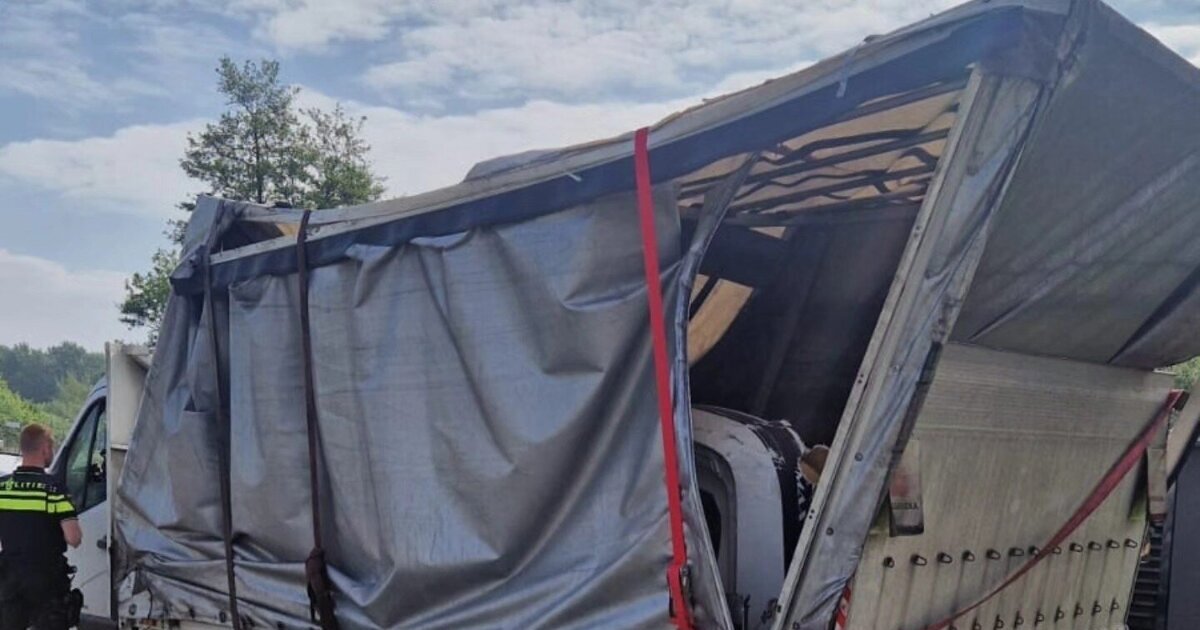 Beschadigde Poolse bestelwagen van weg gehaald bij Maasbree
