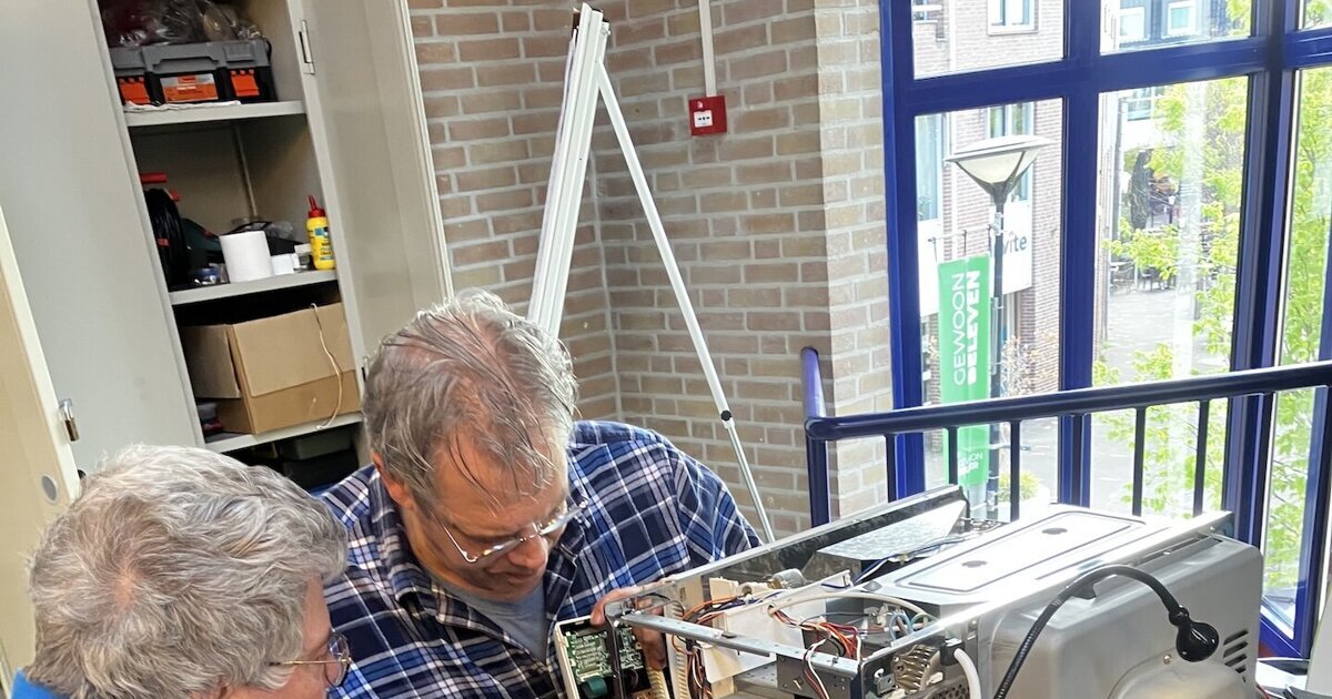 Repareren in het Repair Café Reuver