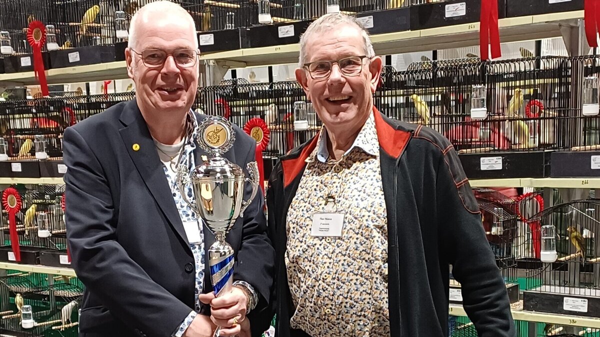 Clubkampioen Coen Steegs ontvangt de beker uit handen van Theo Minten