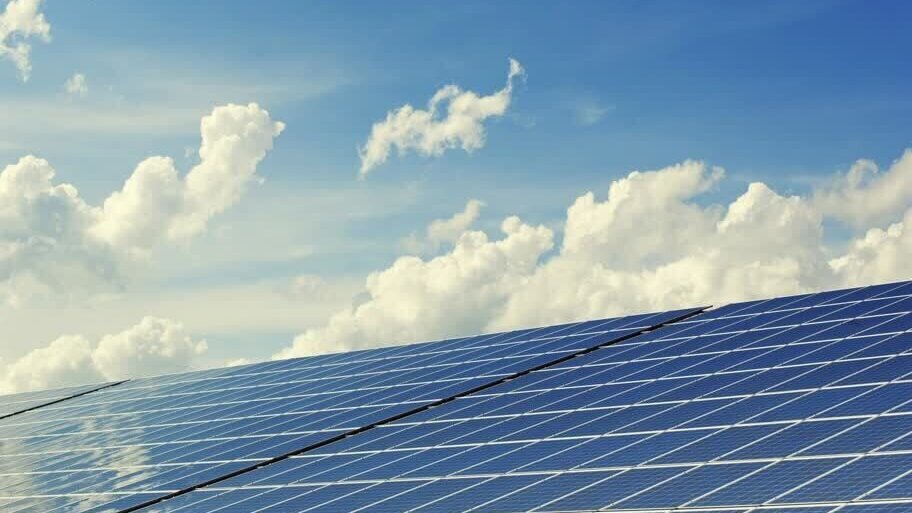 Zonnepark zonnepanelen stock