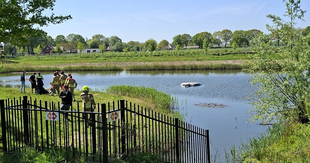 Auto belandt in water na aanrijding met fietser in Panningen