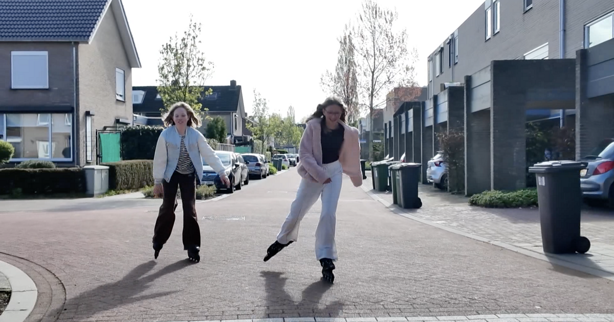 Linn en Anne uit Meijel skeeleren 365 dagen naar school voor goed doel