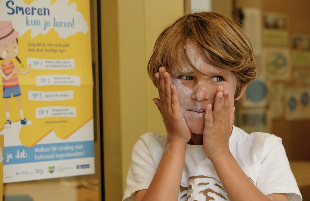 26_ Kinderen beschermen zich beter tegen de zon door voorlichting en beschikbaarheid zonnebrandcreme