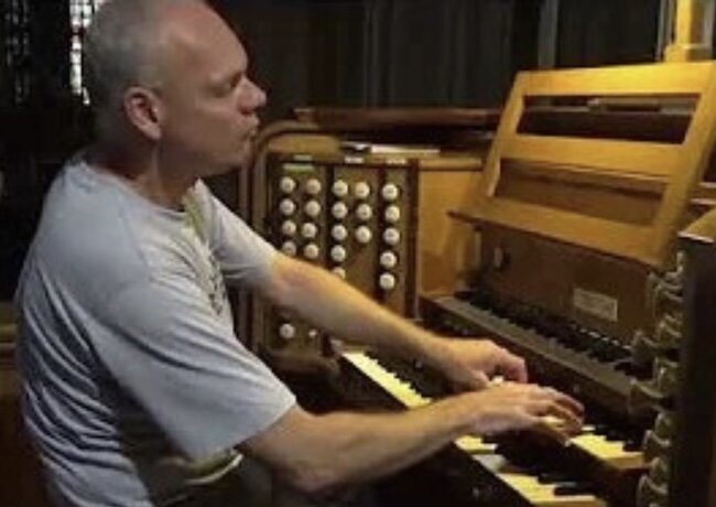 17-5TheoHes-organist.jpg