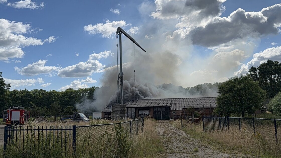 Grote brand in loods in Meijel, omgeving ruim afgezet