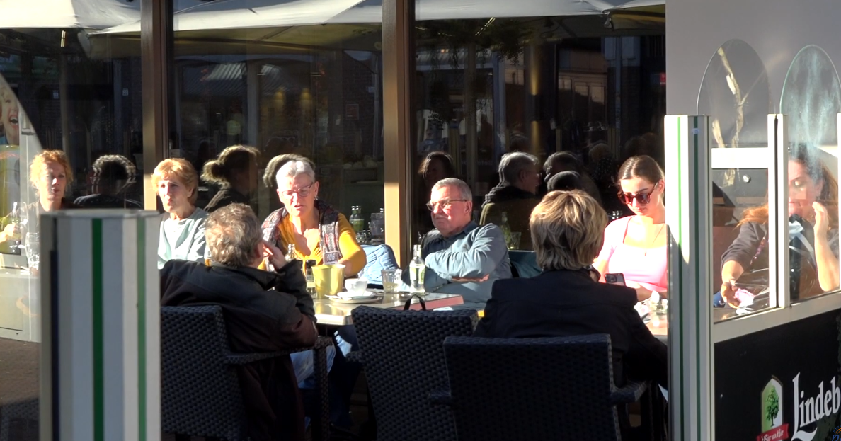 Lentegevoel op 25 februari: terrasjes in Panningen stromen vol