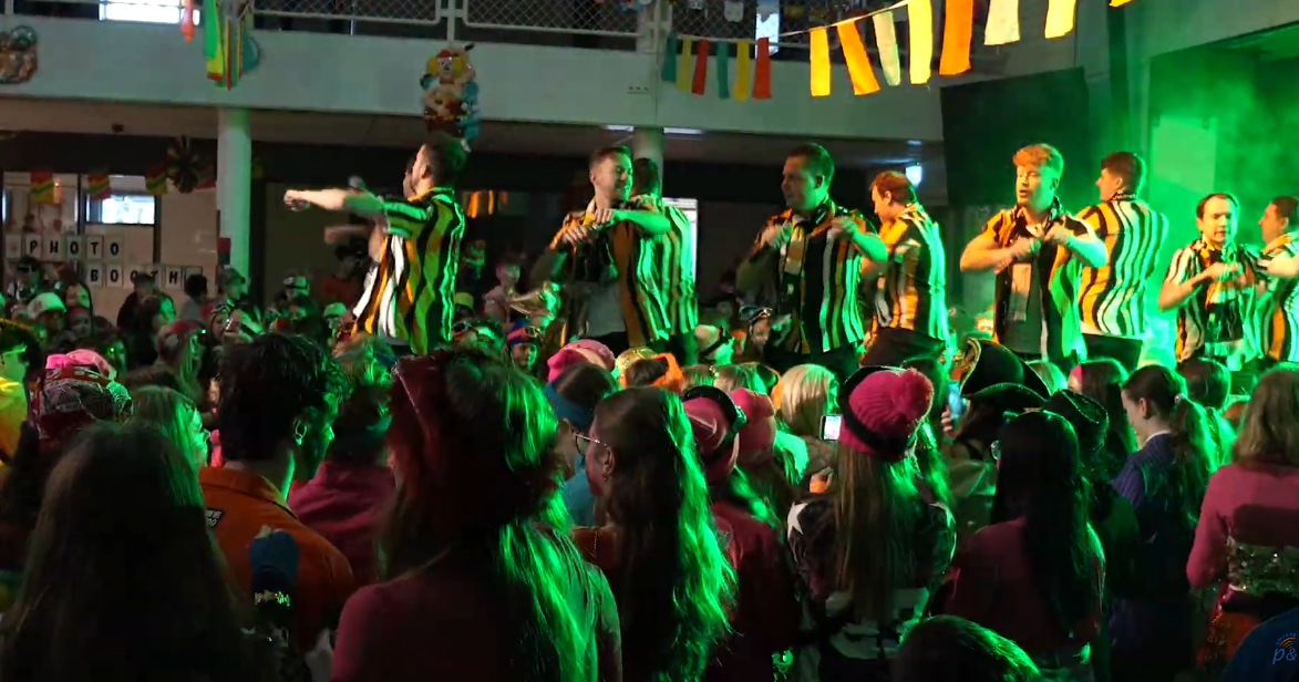 Uitbundige sfeer tijdens Boetgewoene Bouwens Zitting bij Het Bouwens in Panningen