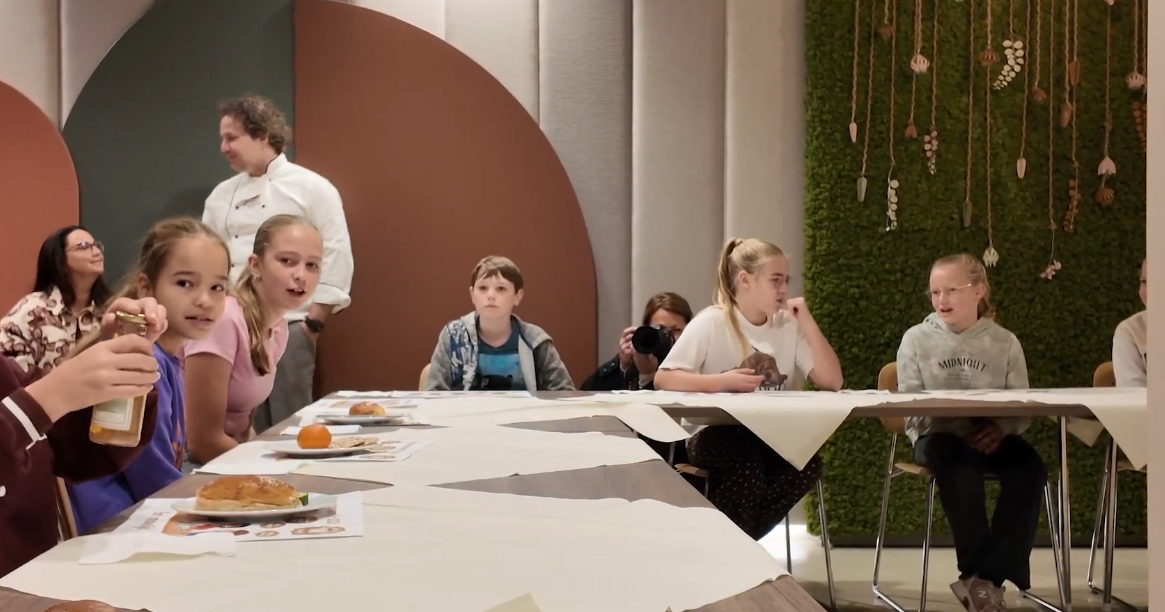 Leerlingen De Omnibus ontbijten met burgemeester en kinderburgemeester in Panningen
